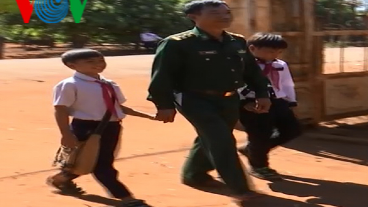 Bộ đội biên phòng Gia Lai nâng bước trẻ tới trường