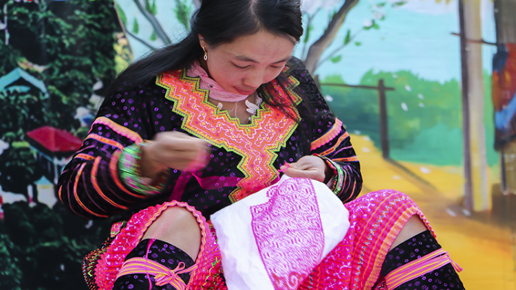 Xem phụ nữ Mông thể hiện kỹ thuật thêu hoa văn điêu luyện
