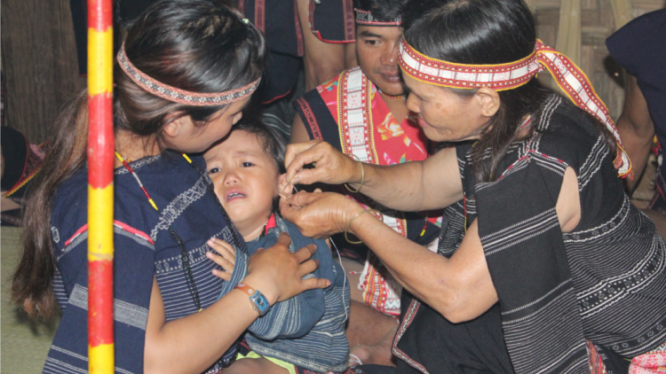 Đồng bào Ba Na làm lễ thổi tai tại Làng Văn hóa
