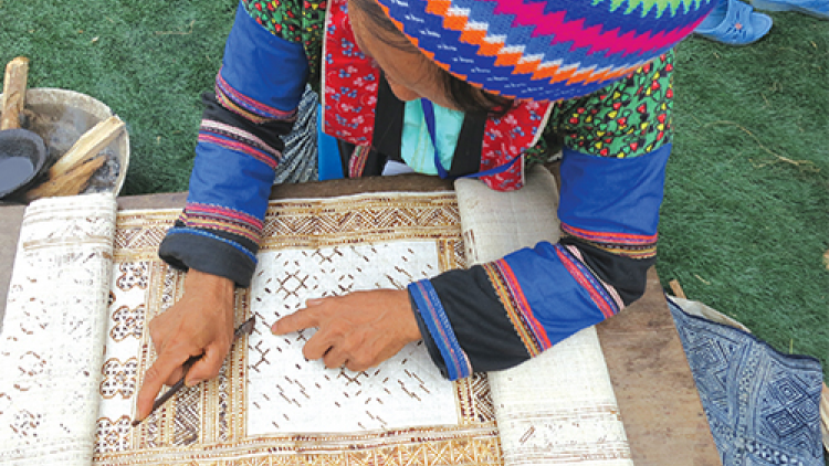 Vẽ sáp ong trên vải lanh - Kỳ công sáng tạo Mông Hoa