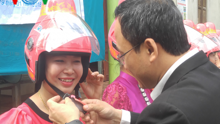 Tặng 1.400 mũ bảo hiểm cho phụ nữ người Thái ở Sơn La