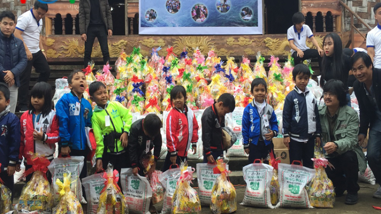 Đà Nẵng tặng hơn 100 suất quà Tết cho trẻ em nghèo miền núi