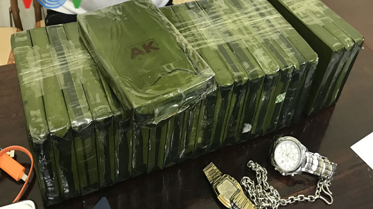 Điện Biên bắt giữ hai đối tượng mua bán trái phép 21 bánh heroin