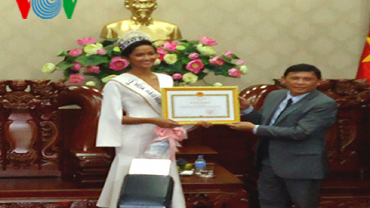 UBND tỉnh Đắk Lắk tặng bằng khen cho tân hoa hậu hoàn vũ H Hen Niê