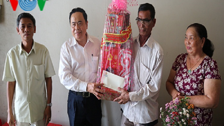 Chủ tịch UBTƯMTTQ Việt Nam tặng quà, chúc tết gia đình chính sách, bà con nghèo tỉnh Sóc Trăng