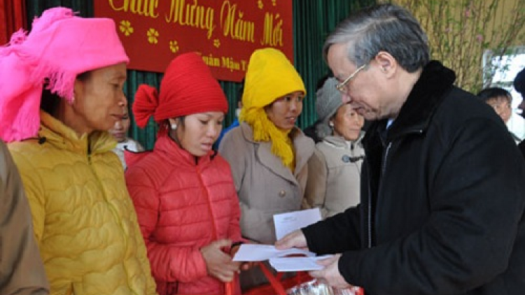 Chủ nhiệm Ủy ban Kiểm tra Trung ương Trần Quốc Vượng chúc Tết nhân dân vùng bị thiên tai ở Yên Bái