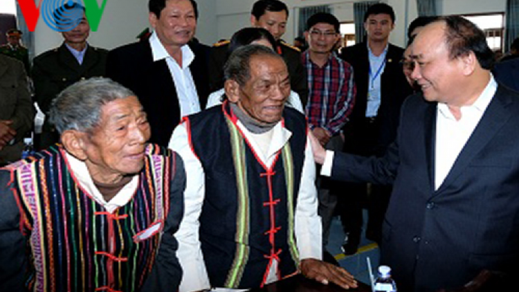 Thủ tướng thăm, tặng quà gia đình nghèo và nạn nhân chất độc da cam tại Đắc Nông