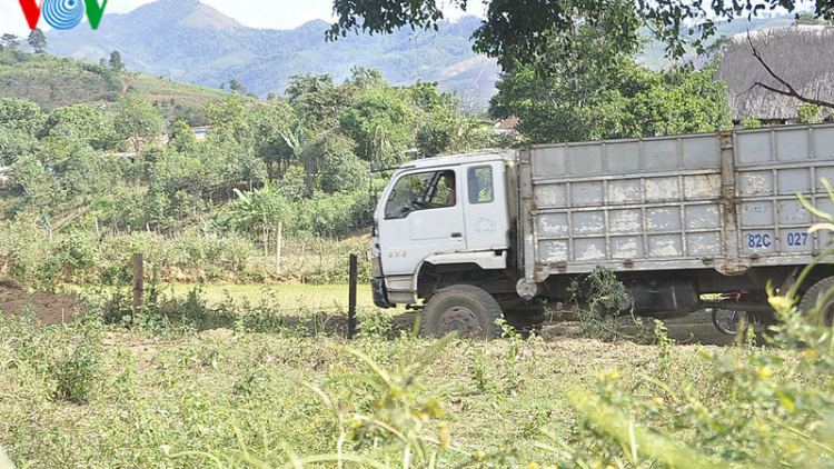 Kon Tum: dân làng Tê Pen rào đường chặn xe thu tiền