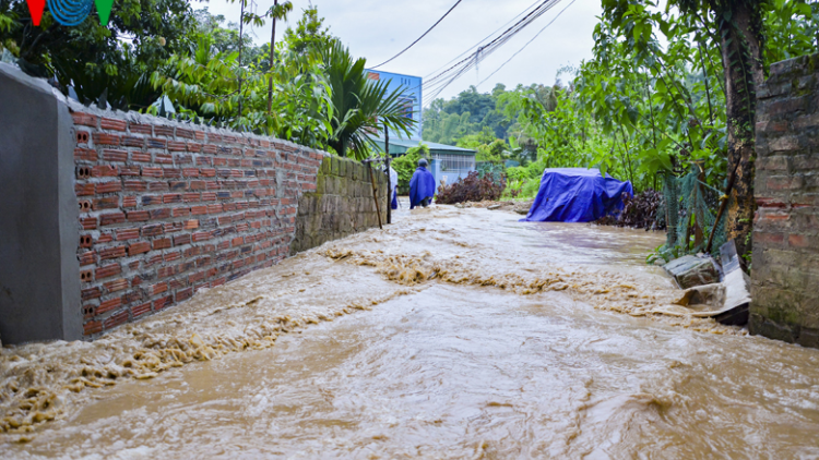 Mưa lớn- nhiều khu vực ở TP Điện Biên Phủ chìm trong biển nước