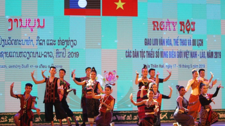 Thắm tình đoàn kết trong Ngày hội các dân tộc thiểu số các tỉnh vùng biên giới Việt – Lào