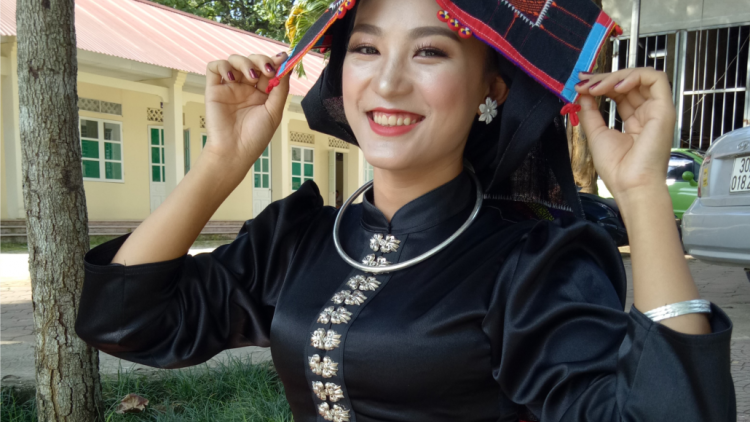 Trang phục nền nã của cô gái Thái đen miền ban trắng