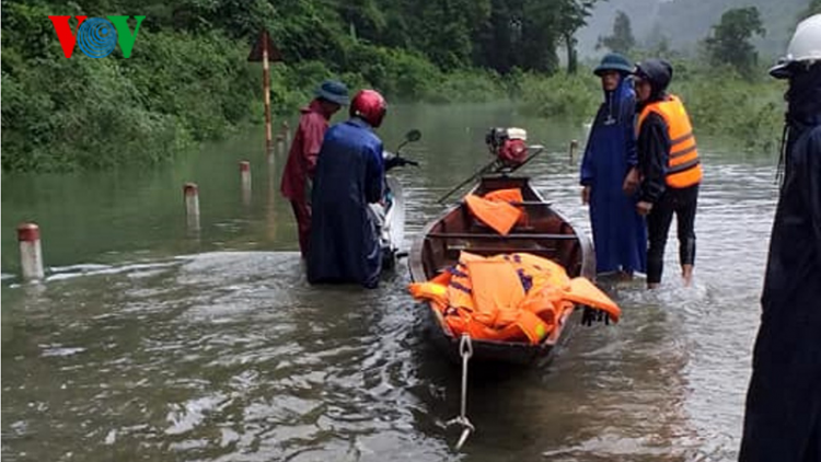 Quảng Bình: Đợi nước lũ rút, tìm vợ chồng người Rục trú mưa nhiều ngày trong hang đá