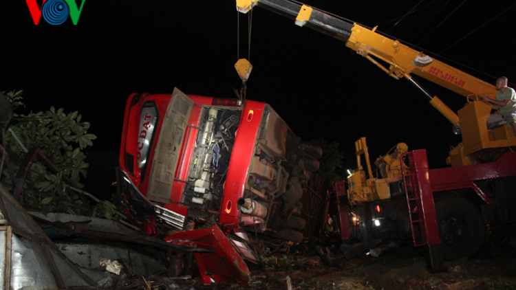 Đắk Lắk: Xe khách mất lái tông xe tải, một người chết, hơn 10 người trọng thương