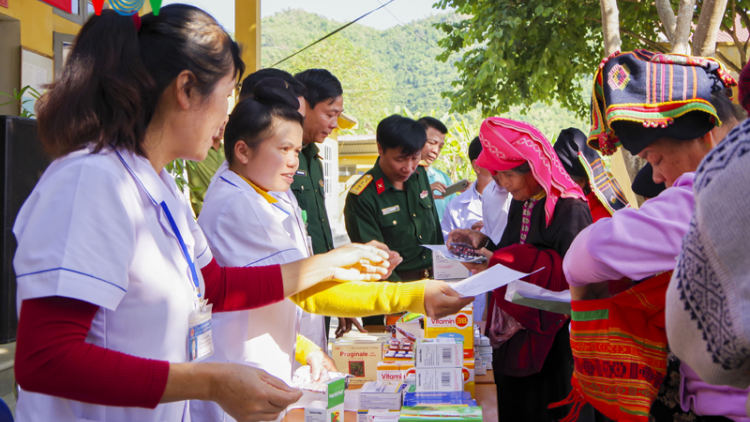 Điện Biên: Khám chữa bệnh, trao quà cho người nghèo