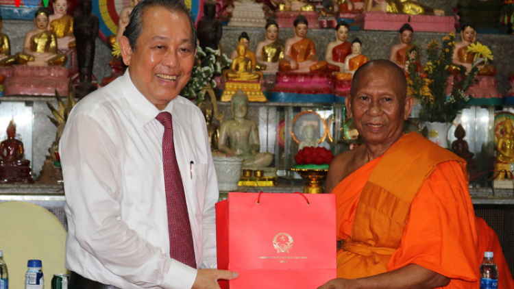 Phó Thủ tướng Trương Hòa Bình thăm, chúc Tết Chôl Chnăm Thmây tại Trà Vinh
