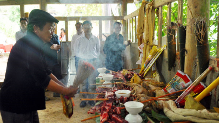 Nghi thức cúng rừng của người Phù Lá ở Lùng Phình