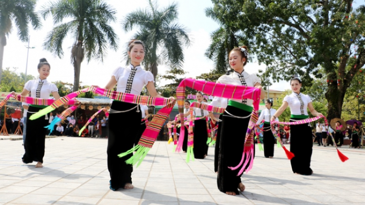 Giao lưu điệu xòe của đồng bào Thái tại Hà Nội