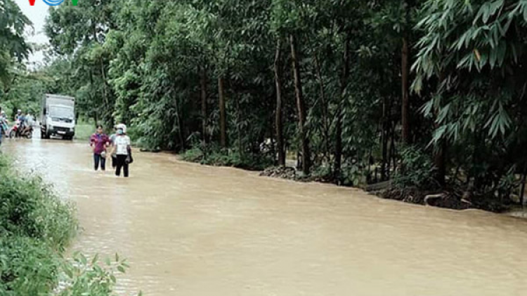 Mưa lớn gây chia cắt nhiều xã miền núi của Quảng Bình và Quảng Trị