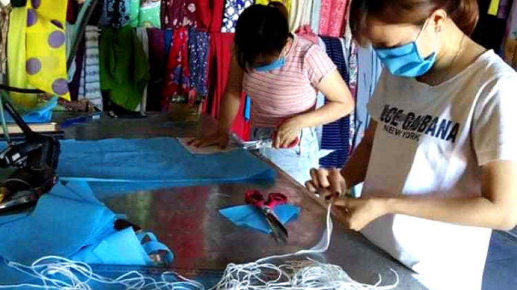 Thanh niên Đắk Lắk may hang trăm nghìn khẩu trang phát miễn phí cho dân