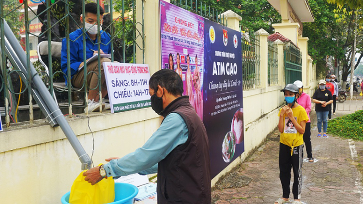 Lào Cai đưa cây “ATM gạo" học đường vào hoạt động