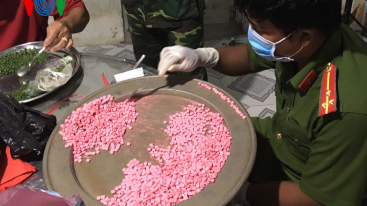 Long An: Bắt giữ 3 đối tượng đưa hơn 10kg ma túy qua biên giới