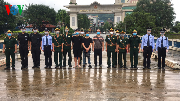 Lào Cai: Trao trả 3 đối tượng Trung Quốc đi du lịch “chui” bị bỏ rơi