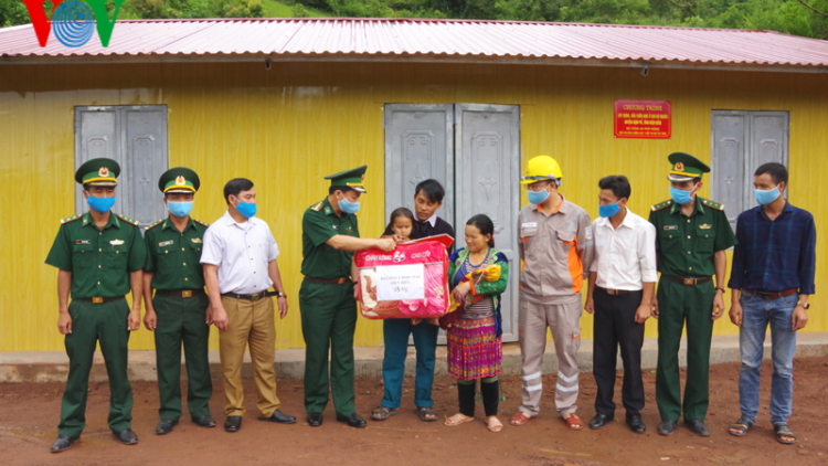 Bộ đội Biên phòng Điện Biên bàn giao nhà cho hộ nghèo