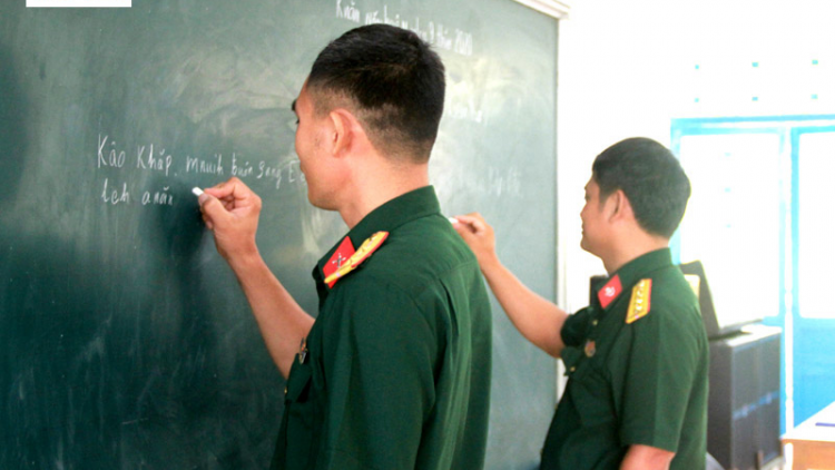 Bộ đội Đắk Lắk: Học tiếng Êđê để gần dân, hiểu dân hơn
