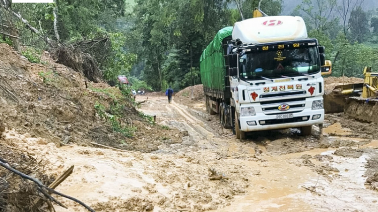 Mưa lớn gây sạt lở ách tắc đường lên cửa khẩu Quốc tế Tây Trang