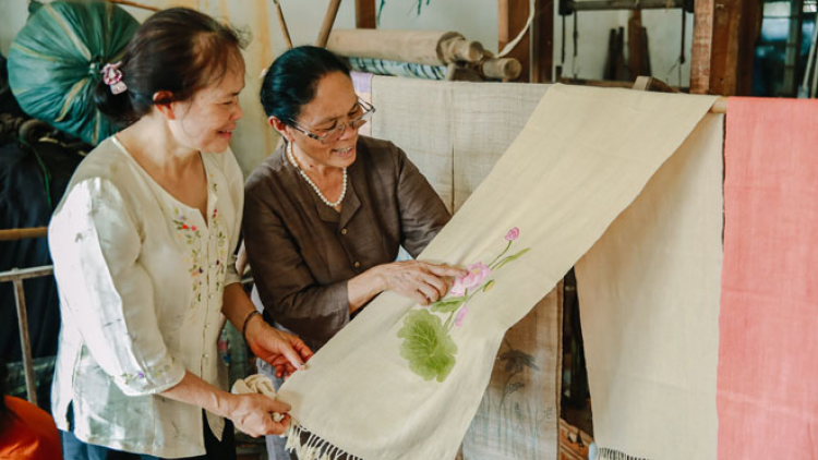 Rút sợi tơ sen dệt lụa, nghề mới ở Việt Nam