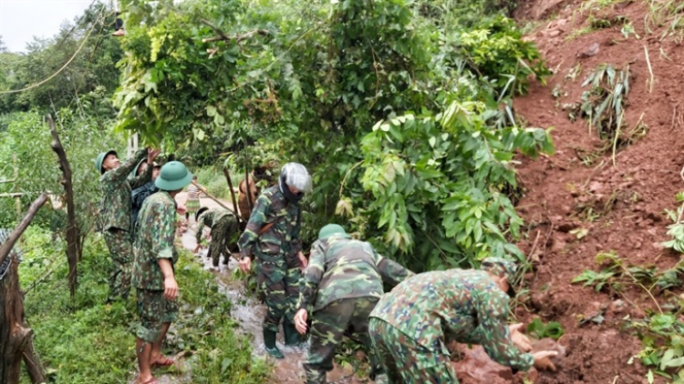 Người lính biên phòng lăn xả trong mưa lũ