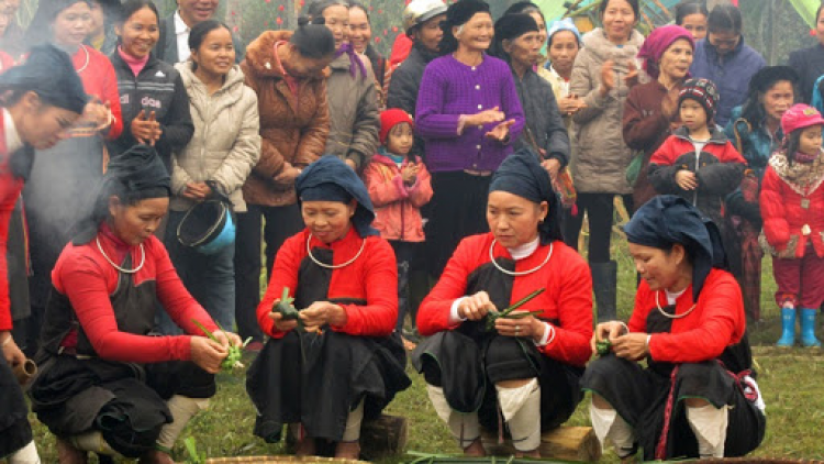Nhà truyền thống và tục thờ cúng tổ tiên trong ngày tết người Cao Lan