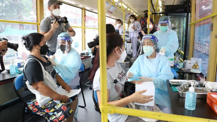 Thái Lan: Biến xe buýt trở thành địa điểm tiêm vắc-xin lưu động