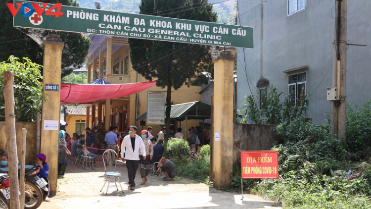 Đồng bào mù chữ ở Lào Cai tìm đến điểm tiêm phòng Covid-19