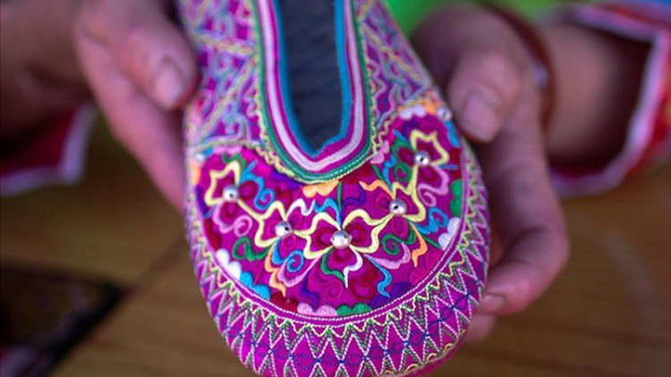 Nghề làm giày thêu của người Xạ Phang được công nhận là di sản văn hóa phi vật thể quốc gia