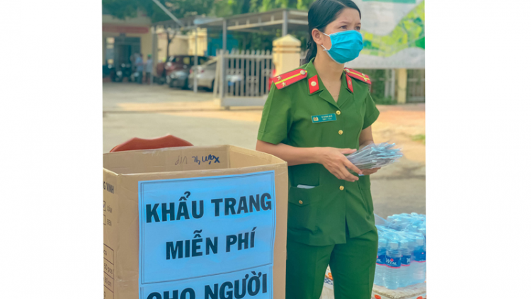 Đắk Lắk: Phát khẩu trang miễn phí cho người đi đường
