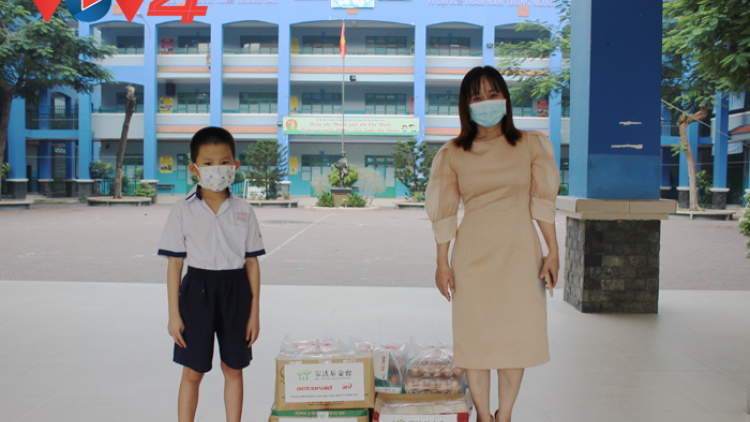 Cùng học sinh quận Bình Tân vượt khó khăn mùa dịch