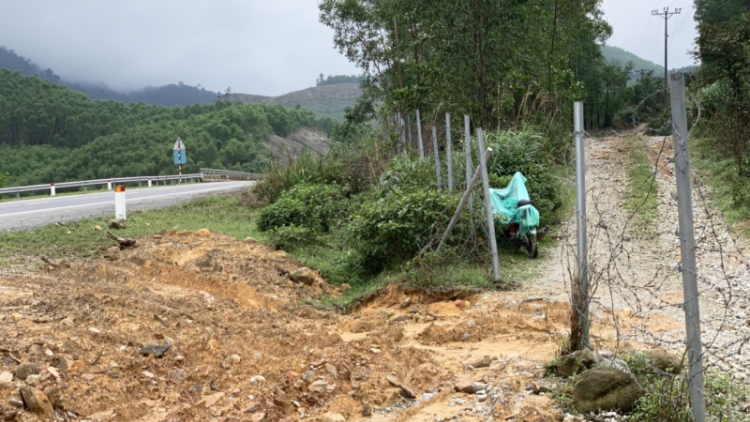 Nhiều người tự ý tháo dỡ hàng rào cao tốc La Sơn- Túy Loan để đi lại