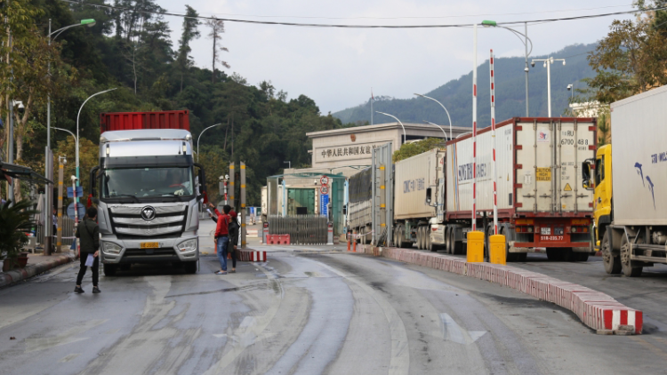Ùn ứ xe hàng tại Lạng Sơn: Đừng nhẹ dạ, cả tin để "tiền mất, tật mang"