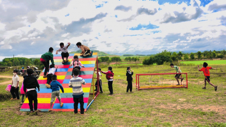 Đắk Lắk: Mang sân chơi đến với trẻ em buôn làng vùng sâu