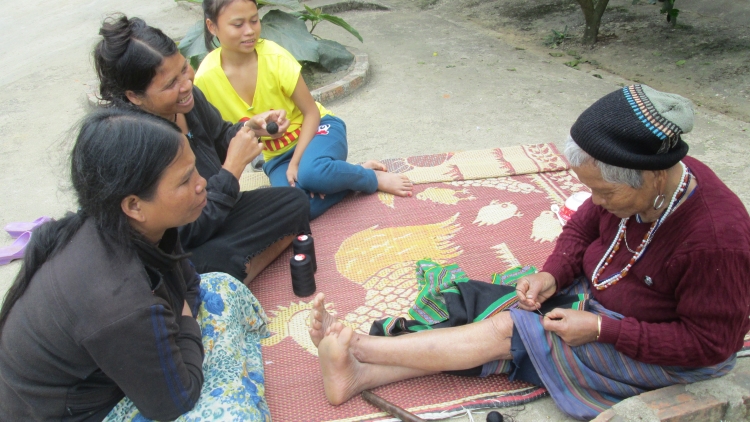 Pân đil cr’noon Tà Vàng  lâng bh’rợ taanh n’đoóh a doóh truyền thống