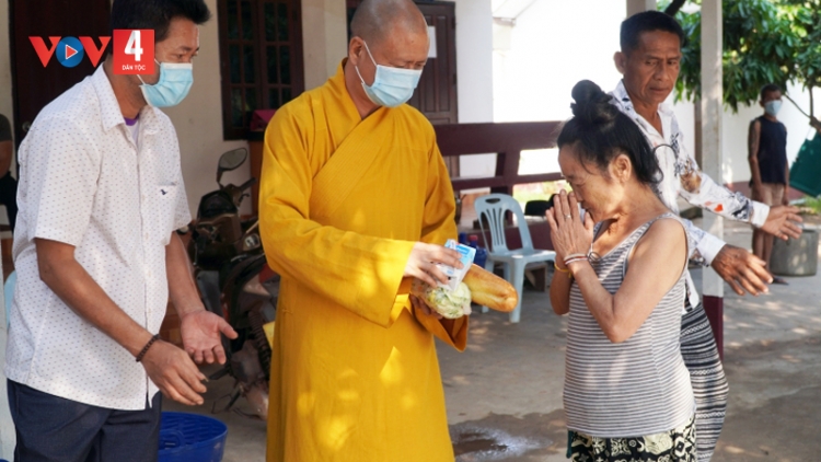 Phật tử Việt Nam tại Lào với các hoạt động thiện nguyện