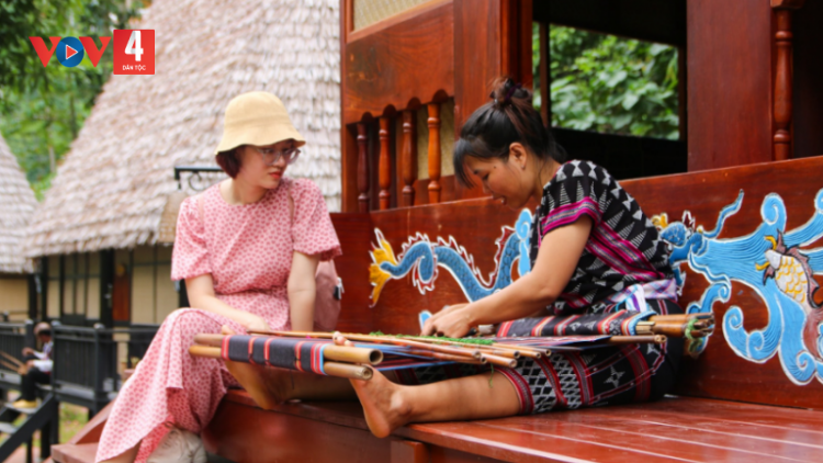  Đồng bào Cơ Tu vùng cao Quảng Nam làm du lịch cộng đồng.