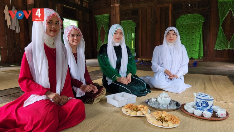 Vẻ đẹp trang phục của người Chăm Islam ở An Giang