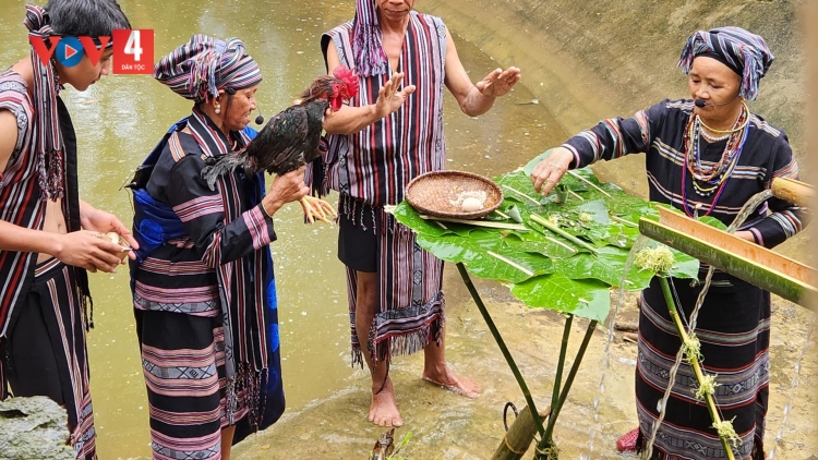 Đồng bào H’rê tái hiện lễ cúng bến nước tại Làng Văn hóa