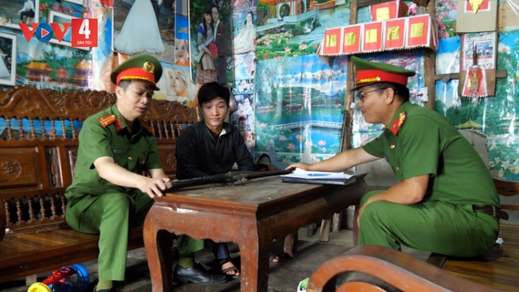Người dân vùng cao Lào Cai chủ động giao nộp vũ khi tự chế