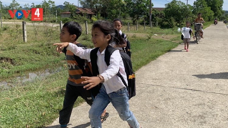 Thừa Thiên Huế: Nâng bước trẻ em biên giới đến trường