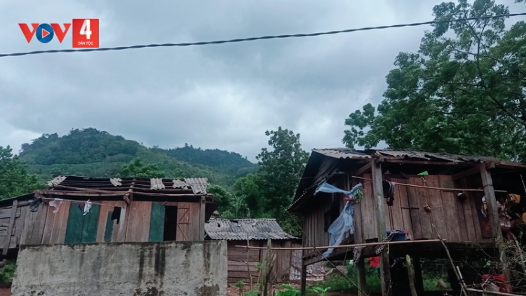 Lốc xoáy làm hư hỏng nhiều nhà dân ở khu vực biên giới Quảng Bình
