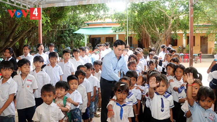 Người thầy “gieo chữ” cho những mầm xanh gốc Việt trên đất nước chùa Tháp 