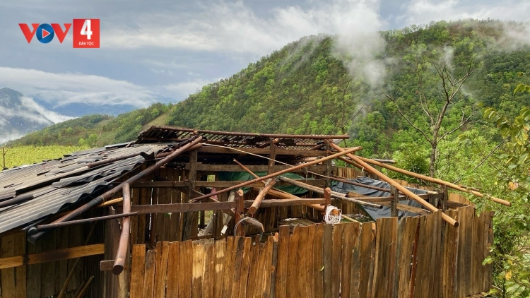 Giông lốc tại Cao Bằng khiến hàng trăm ngôi nhà hư hại